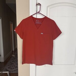 Figs Men's Short Sleeve V-Neck Tee in Brick Red